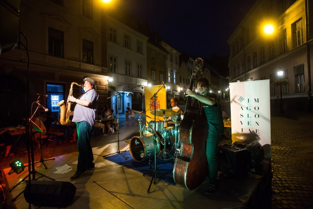 Jazz oder  TRIO SANCHEZ-LUMPERT-WIENING (Španija, Slovenija, Nemčija) Javier Moreno Sanchez, kontrabas  Igor Lumpert, tenor saksofon  Mareike Wiening, klavir in bobni  Stari trg, Ljubljana, Petek, 7. 7. 2017  Imago Sloveniae